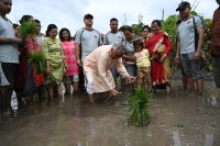 राष्ट्रपति पौडेल धान रोपाईँमा सहभागी