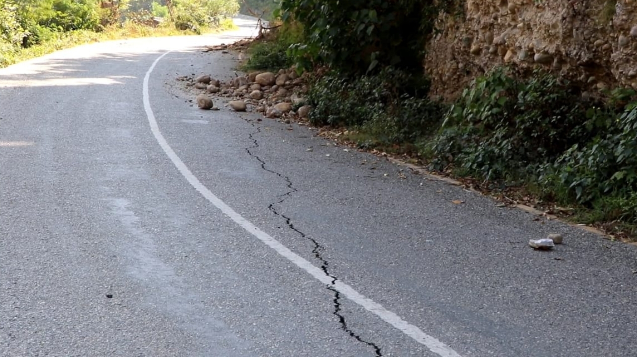 भुकम्पबाट सडक चर्किएपछि मध्यपहाडी लोकमार्ग मर्मतका लागि करिब १५ करोड रकम लाग्ने