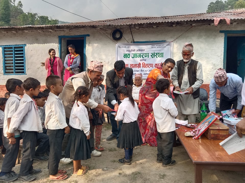 शहिद स्मृति प्रा.विका विद्यार्थीलाई शैक्षिक सामाग्री वितरण