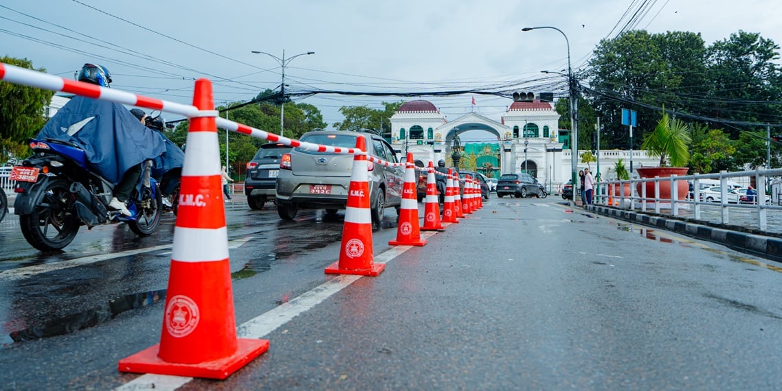 ट्राफिक व्यवस्थापनका लागि सडकमा ट्राफिक कोन र रिट्र्याक्टेबल बार  राख्न सुरु