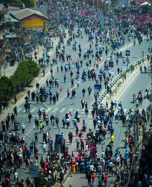 आन्दोलकारीले आगजनी र ढुंगामुढा गर्न थालेपछि प्रहरीद्धारा हवाई फायर