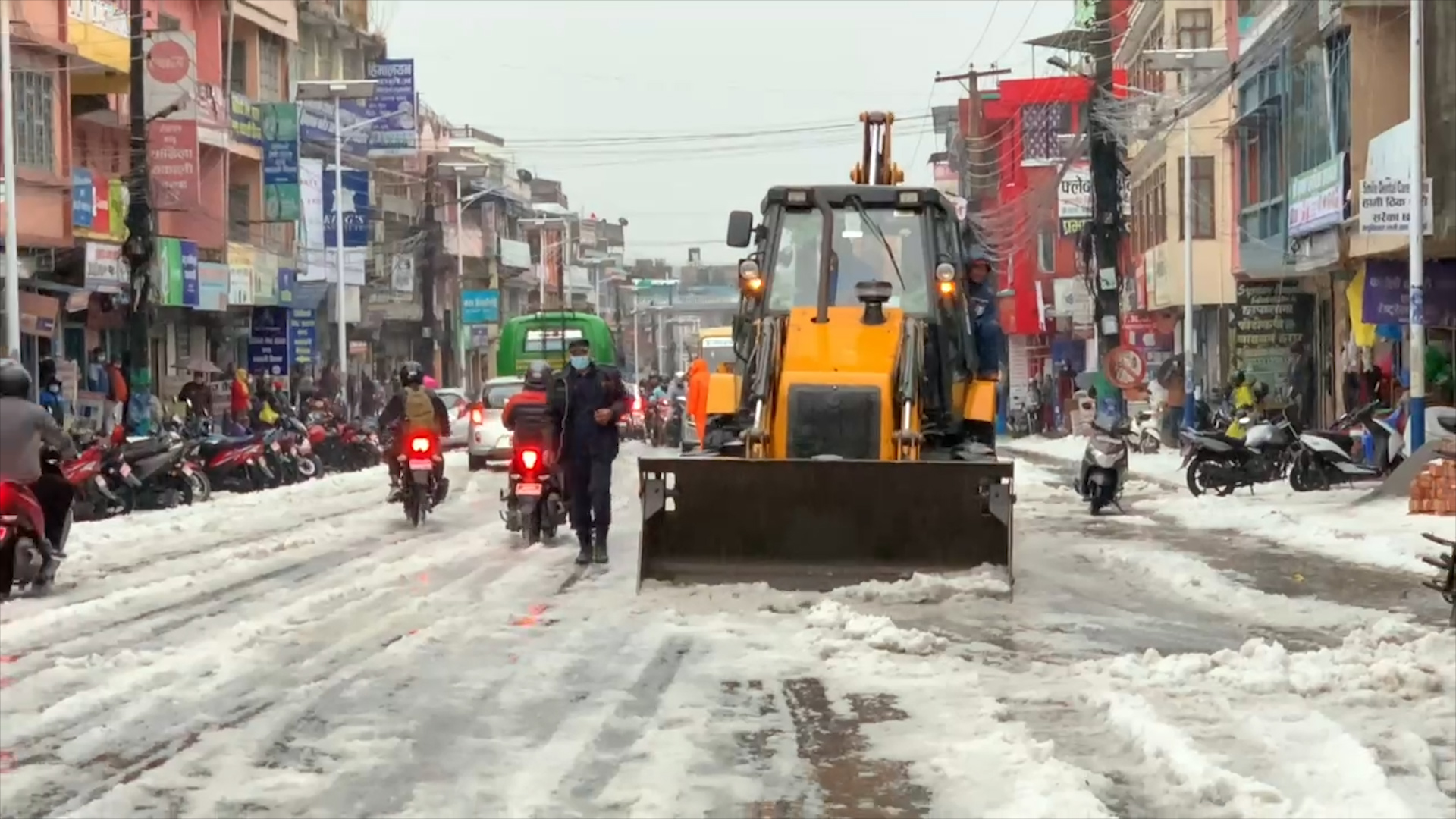 पोखरामा बाक्लो असिना पानी,डोजर प्रयोग गरी बाटो सफा