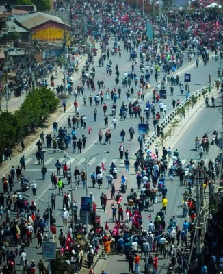 आन्दोलकारीले आगजनी र ढुंगामुढा गर्न थालेपछि प्रहरीद्धारा हवाई फायर