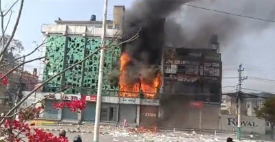 राजावादी प्रदर्शनकारीले तीनकुनेमा जलाए घर