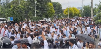 प्रहरीले रोक्यो  स्वास्थ्य मन्त्रालय घेर्न गएका  आन्दोलनरत चिकित्सकलाई