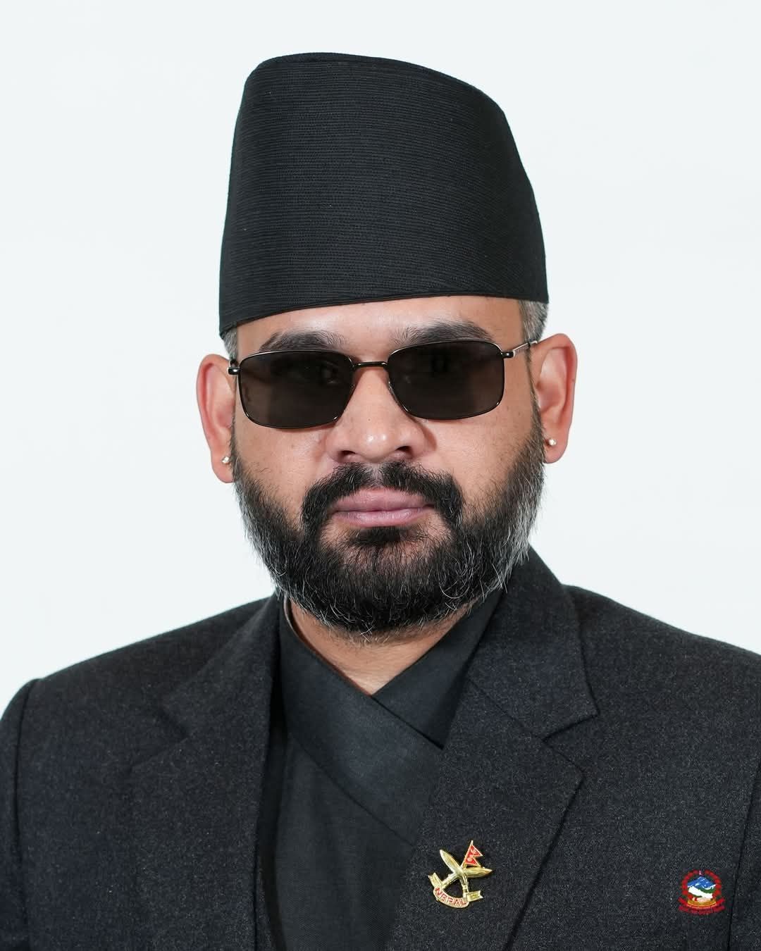 प्रधानमन्त्री शाह विदेशी राजदूतहरूसँग सामूहिक भेट गर्दै